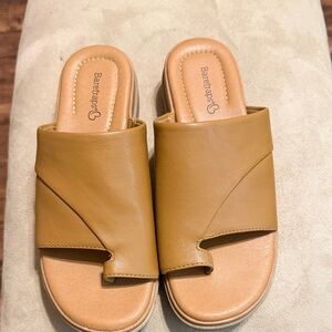 BareTraps Women's Tan Brown Mules Sandals sz 6 Outdoor Boho Casual Hippie